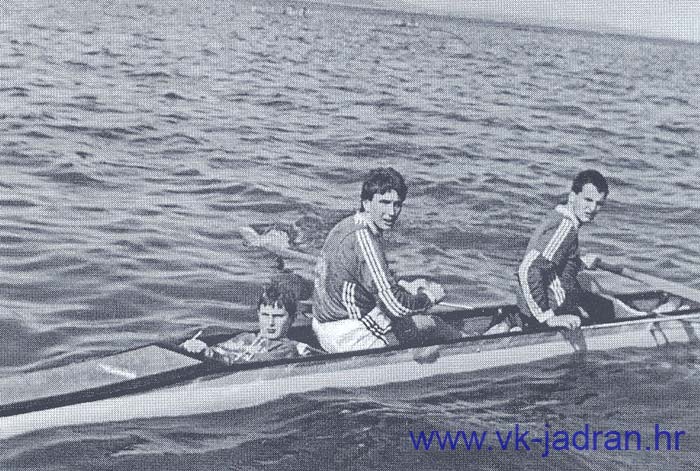 Juniorski dvojac sa kormilarom na Zadarskoj regati 1989. V. Zuvanic, Mrkic, korm. Micic